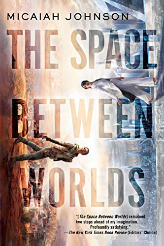 Micaiah Johnson: The Space Between Worlds (Paperback, 2021, Del Rey)