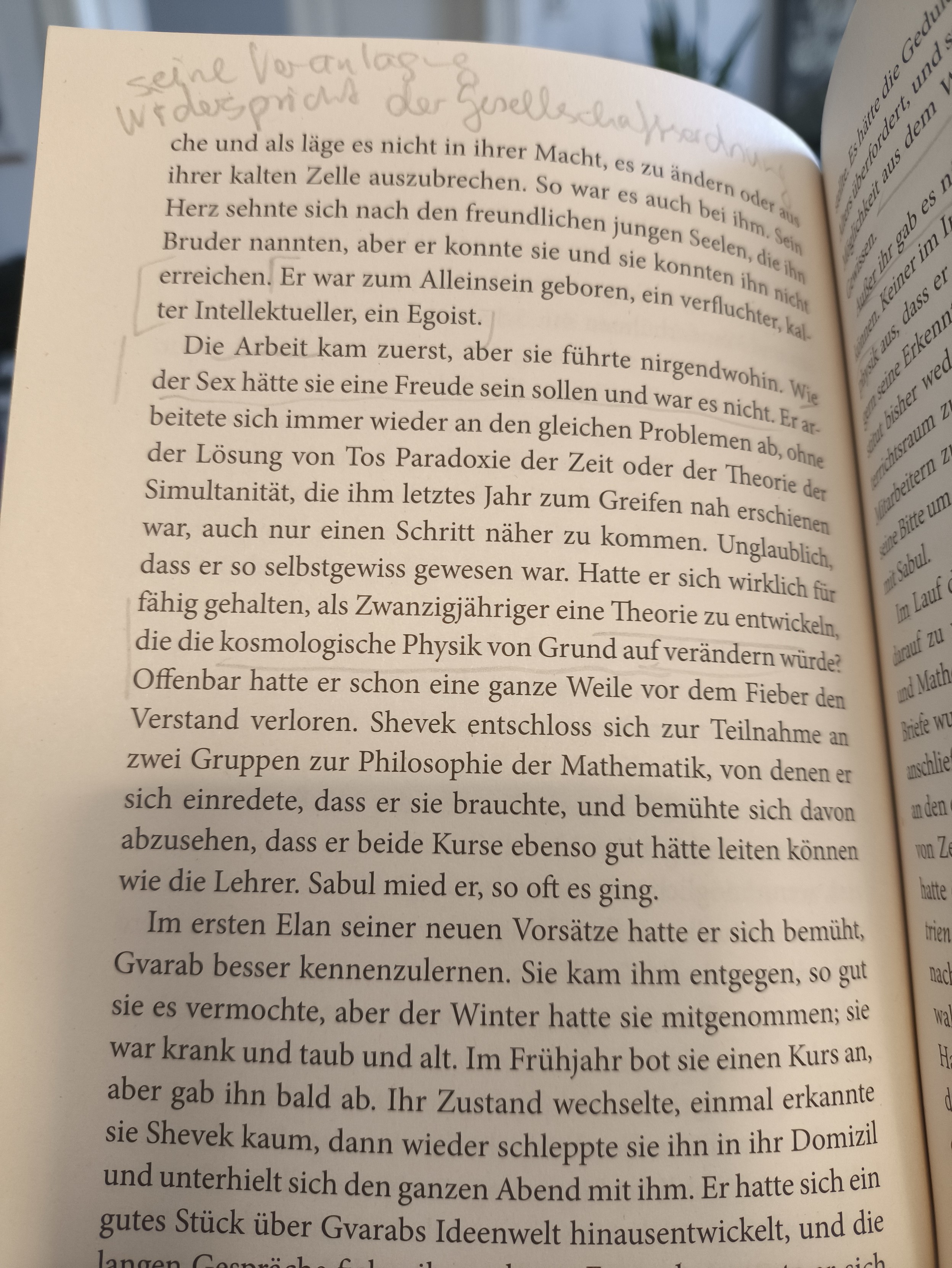 Eine Buchseite mit mehreren mit Bleistift durchgeführten Markierungen und einer Anmerkung. 